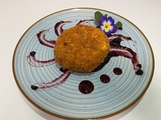 Паниран камамбер с боровинки 