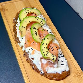 Tostada Aguacate, Salmón Y Queso Crema