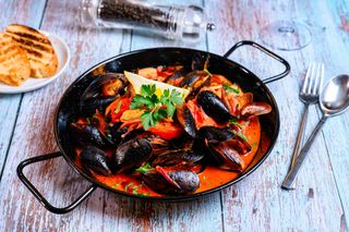 Midii în cochilie în sos roșu