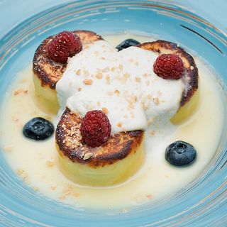 Сирники з соусом з білого шоколаду і ягодами	 		