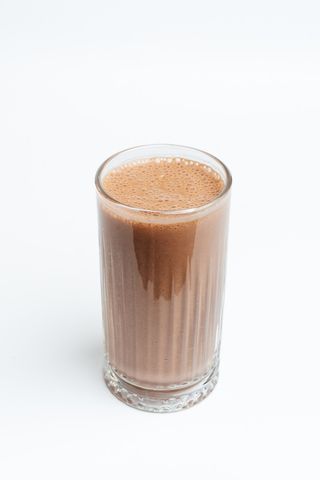 Смузи шоколад банан грецкий орех молоко миндальное