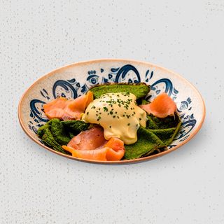 CLĂTITE DIN SPANAC, CU SOMON FUME, OU POȘAT ȘI SALSA DE AVOCADO