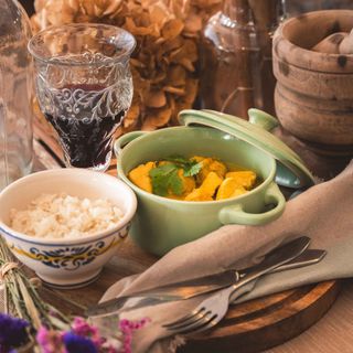 89. Peito de Frango molho caril