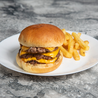 Smash Burger Triple con ración de patatas fritas