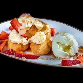 Профитероли с маскарпоне, сладолед и плодове (250гр)