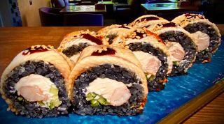 Ролл Black з вугрем та креветкою