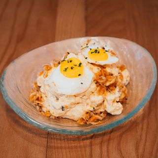 Ensaladilla rusa con huevos de codorniz y camarones fritos