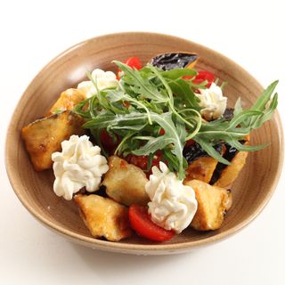 Салат с хрустящими баклажанами и творожным сыром