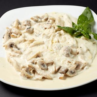 Нежное куриное филе в сливочном соусе с гарниром на выбор