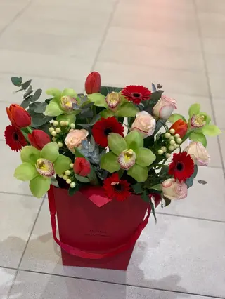 Aranjament mix de flori proaspete