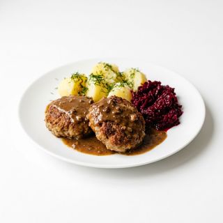 Kotlety mielone w sosie mięsnym, ziemniaki z koperkiem, buraczki