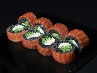 Black Philadelphia z łososiem (8szt) (310g)