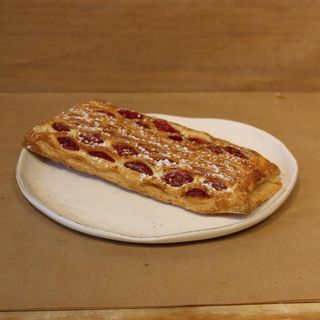 Bułka w cieście francuskim serek, maliny