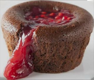 Lava cake cu toping de fructe padure..