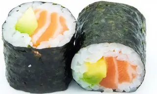 Maki de salmón con aguacate (8 pzs.)