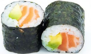 Maki de salmón con aguacate (8 pzs.)