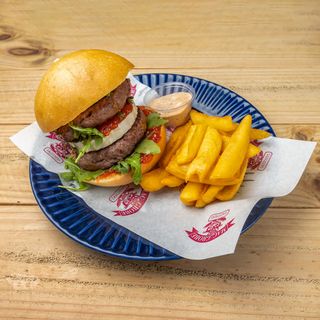 Cheff Premium (pan redondo) + papas fritas rolling + salsa brava	