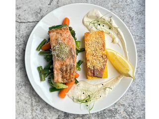 Лосось з овочами та запеченою полентою (410г)