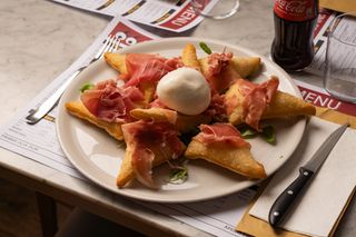 Chiacchiere con prosciutto crudo & burrata
