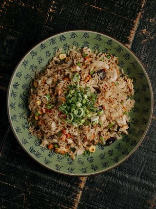 ARROZ FRITO CON HUEVO, VERDURAS Y POLLO