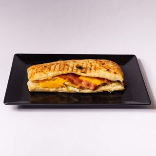 Brunch sandwich + pomfrit + piće