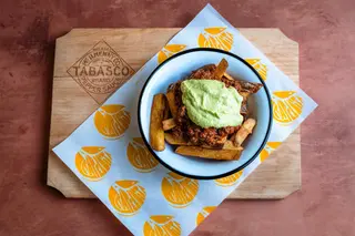 Loaded Fries cu Pui si Sos Avocado