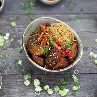 Noodles cu pui crispy picant