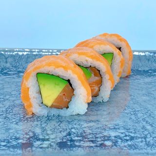 Salmón uramaki 