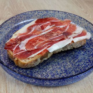 Tosta de Jamón Ibérico sobre cama de tumaca