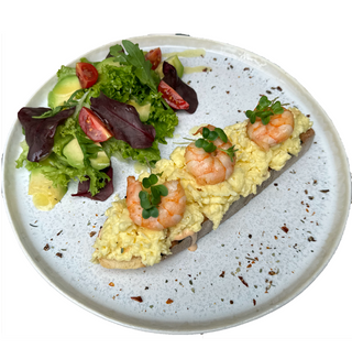 Скрембл на чіабаті з тигровою креветкою