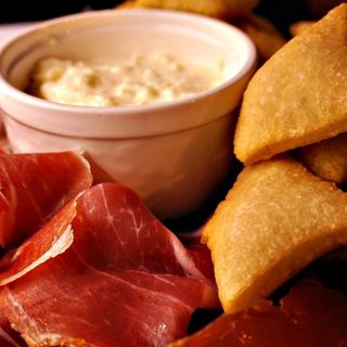 Coccoli, stracciatella e prosciutto crudo