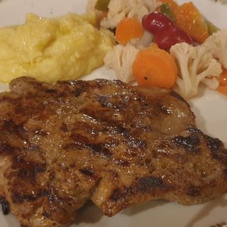 Свинска вратна пържола с картофено пюре и трушия (400г)