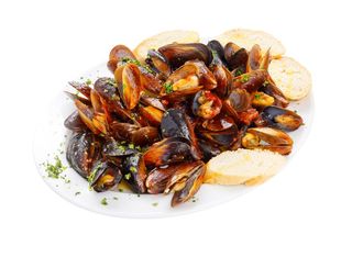 14. Соте от черни миди с чери домати (500г)