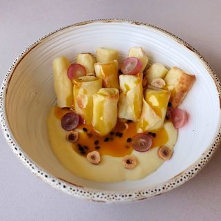 Млинчики з солодким сиром та манговим кремом