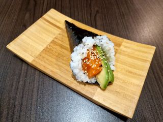 Temaki Salmón y Aguacate (1 ud)