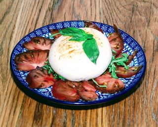 Burrata pugliese (125 g.) con cama de tomate