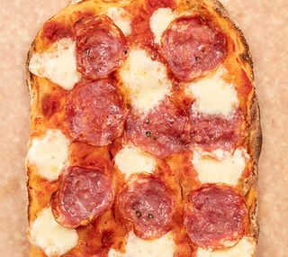 Pizza diavola (29 x 19 cm.)