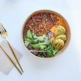 Quinoa y falafel salad