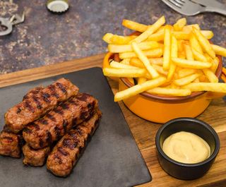 Oferta Mici la Gratar (5 buc) + cartofi prajiti + mustar