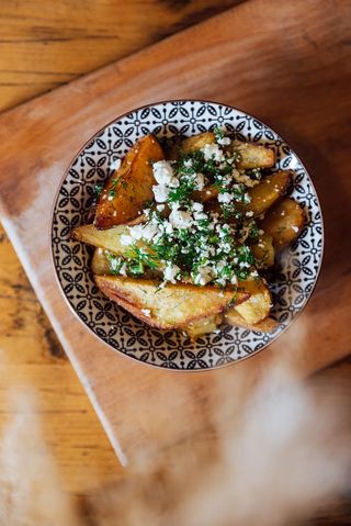 Local fries cu telemea de oaie si marar
