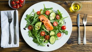 Sałatka z łososiem
