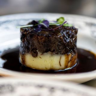 Rabo de buey con parmentier de patatas