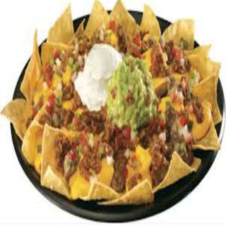 Nachos con chilli con carne, guacamole y queso