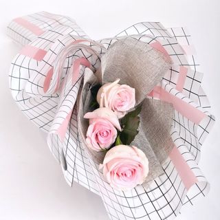 Karirani buket roze ruža