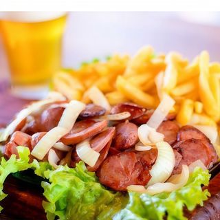 Linguiça acebolada com batata frita. 2x1