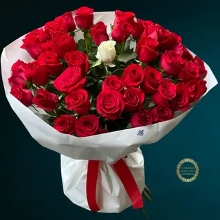 Buchet 51 Trandafiri (50 rosii + 1 Alb)