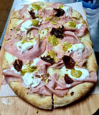 Pinsa Goumet Mortadellina (19 x 60 cm.)