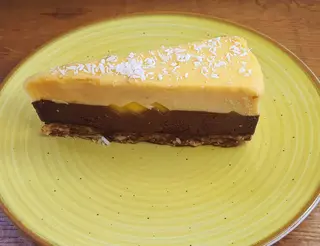 Tort raw cu mango, ciocolata si fructul pasiunii - vegan / de post