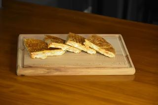 Tost sendvič sa pečenicom