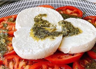 Ensalada De Tomate Con Mozzarella Búfala En Temporada